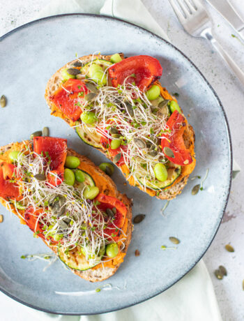 Toast met paprika hummus, gegrilde groenten, sojabonen & pompoenpitten