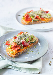 Toast met paprika hummus, gegrilde groenten, sojabonen & pompoenpitten
