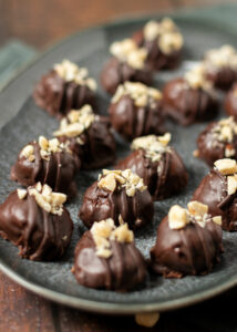 Pure chocolade bonbons met hazelnoten