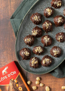 Pure chocolade bonbons met hazelnoten