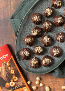 Pure chocolade bonbons met hazelnoten
