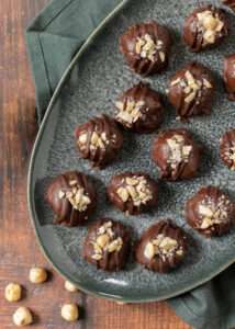 Pure chocolade bonbons met hazelnoten