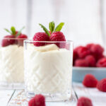 Witte chocolademousse met frambozen