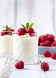 Witte chocolademousse met frambozen