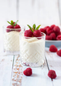 Witte chocolademousse met frambozen
