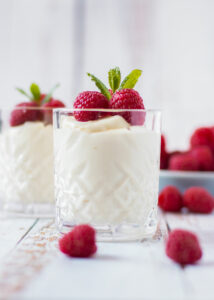 Witte chocolademousse met frambozen