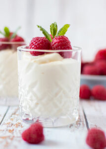Witte chocolademousse met frambozen