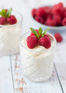 Witte chocolademousse met frambozen