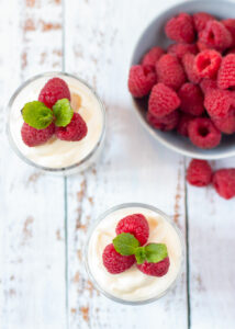 Witte chocolademousse met frambozen