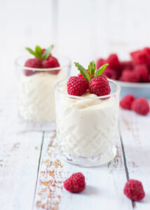 Witte chocolademousse met frambozen