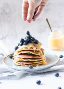 Pannenkoekjes met blauwe bessen & lemoncurd