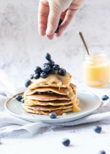 Pannenkoekjes met blauwe bessen & lemoncurd