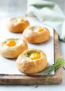 Kaiserbroodjes gevuld met Boursin, kaas & ei