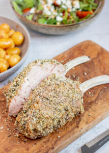Kalfsrack in kruidenkorst met knoflook krieltjes & een frisse salade
