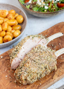 Kalfsrack in kruidenkorst met knoflook krieltjes & een frisse salade