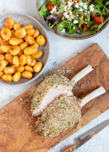 Kalfsrack in kruidenkorst met knoflook krieltjes & een frisse salade