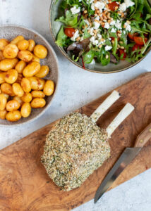 Kalfsrack in kruidenkorst met knoflook krieltjes & een frisse salade
