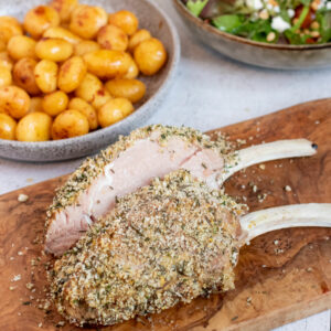 Kalfsrack in kruidenkorst met knoflook krieltjes & een frisse salade