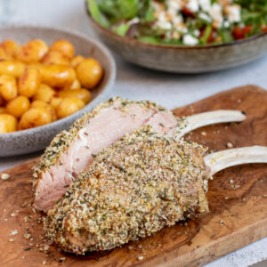 Kalfsrack in kruidenkorst met knoflook krieltjes & een frisse salade