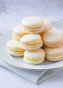Macarons met witte chocolade ganache & passievrucht