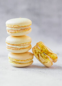 Macarons met witte chocolade ganache & passievrucht