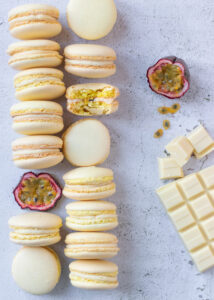 Macarons met witte chocolade ganache & passievrucht