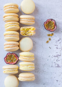 Macarons met witte chocolade ganache & passievrucht