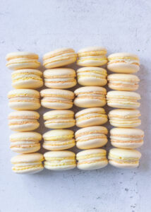Macarons met witte chocolade ganache & passievrucht