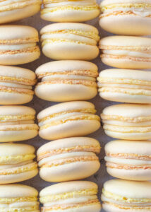 Macarons met witte chocolade ganache & passievrucht
