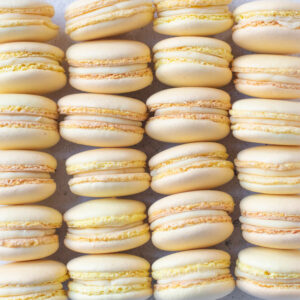 Macarons met witte chocolade ganache & passievrucht