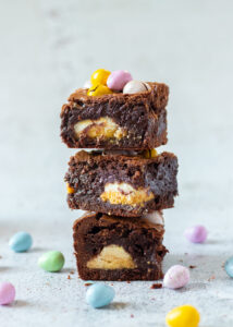 Brownie met paaseitjes & paas creme koekjes