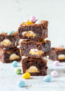 Brownie met paaseitjes & paas creme koekjes