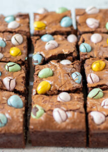 Brownie met paaseitjes & paas creme koekjes