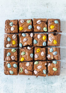 Brownie met paaseitjes & paas creme koekjes