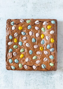 Brownie met paaseitjes & paas creme koekjes