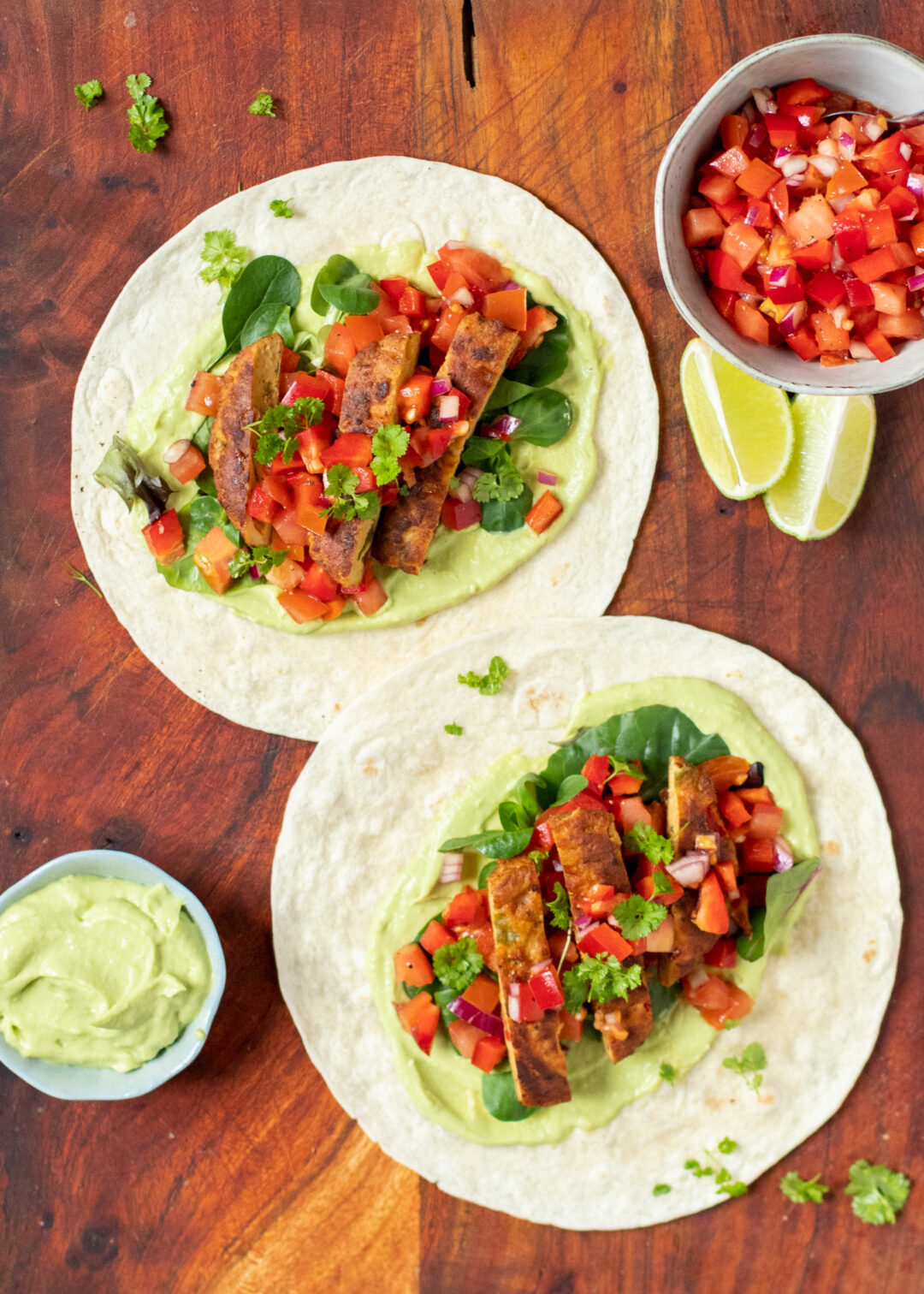 Wrap met paprikaburger, tomaten-paprika salade & een frisse avocado spread