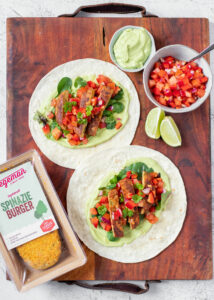 Wrap met paprikaburger, tomaten-paprika salade & een frisse avocado spread