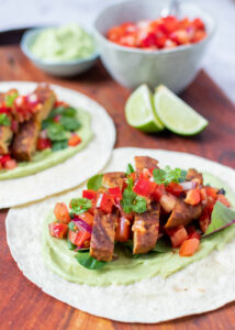 Wrap met paprikaburger, tomaten-paprika salade & een frisse avocado spread