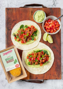 Wrap met paprikaburger, tomaten-paprika salade & een frisse avocado spread