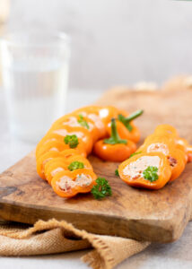 Gevulde puntpaprika met roomkaas, zongedroogde tomaten & Italiaanse kruiden