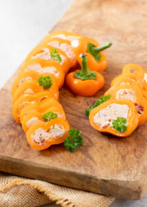Gevulde puntpaprika met roomkaas, zongedroogde tomaten & Italiaanse kruiden