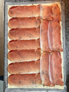 Bladerdeeg kerstboompjes met gerookte ham & tijm