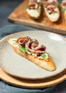 Bruschetta met kalfsmuis, pastinaak crème & een rode vruchten coulis