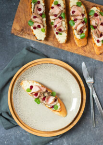 Bruschetta met kalfsmuis, pastinaak crème & een rode vruchten coulis