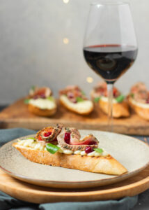 Bruschetta met kalfsmuis, pastinaak crème & een rode vruchten coulis