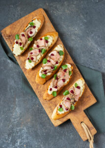 Bruschetta met kalfsmuis, pastinaakcrème & een rode vruchten coulis