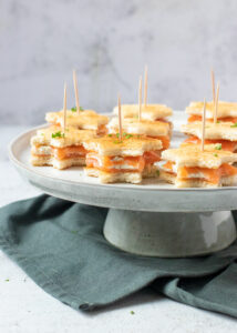 Kerst sandwiches met zalm & kruidenroomkaas