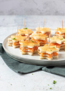 Kerst sandwiches met zalm & kruidenroomkaas