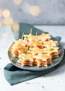 Kerst sandwiches met zalm & kruidenroomkaas