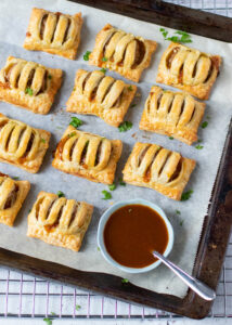 Zelfgemaakte mini frikandelbroodjes
